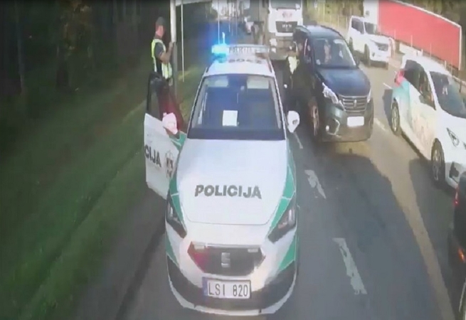 Gimdyvę vežęs vyras džiaugiasi sulaukęs pareigūnų pagalbos: jūs prisidėjote prie mano sūnaus gimimo