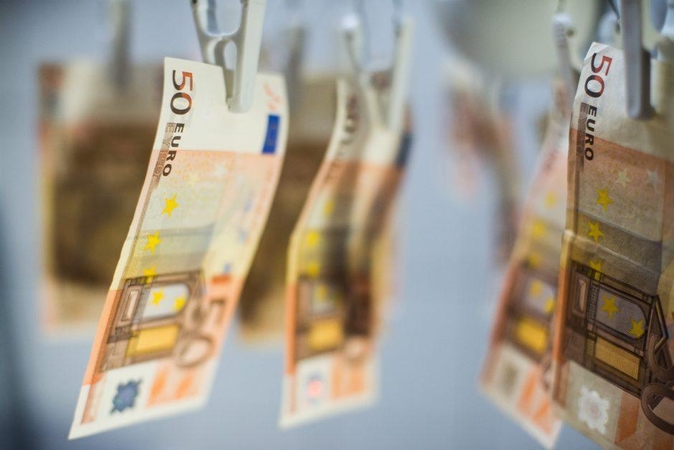 Kaip per metus keitėsi bankų pelnas, gyventojų ir įmonių indėliai?