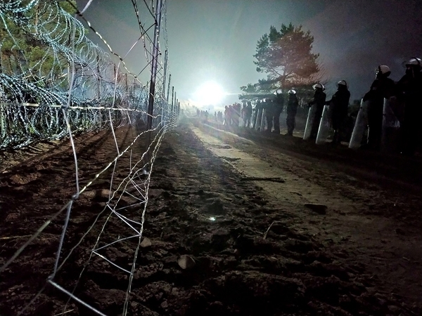 Iš Baltarusijos į Lenkiją mėginę veržtis migrantai prieš pareigūnus panaudojo ašarines dujas