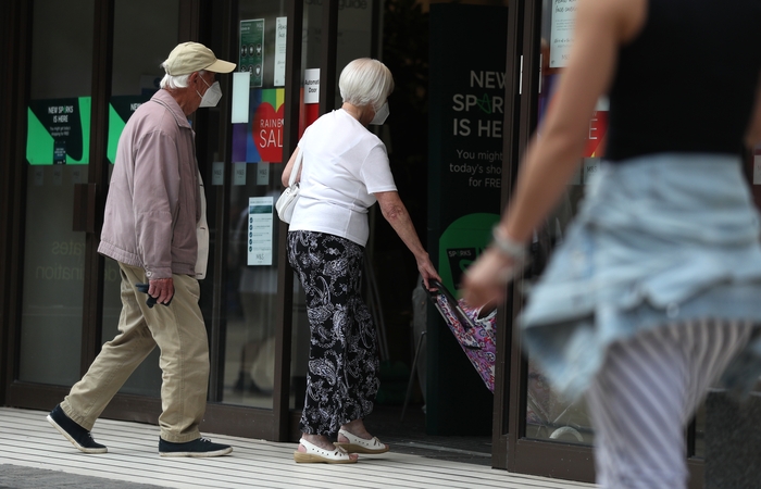 Anglijoje įsigaliojo naujos taisyklės dėl apsauginių kaukių dėvėjimo