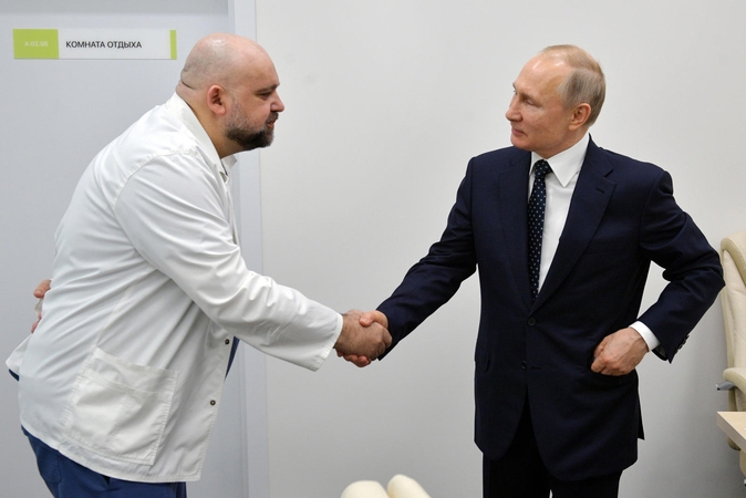 Kremlius: po susitikimo su užsikrėtusiu gydytoju V. Putinas dirba nuotoliniu būdu