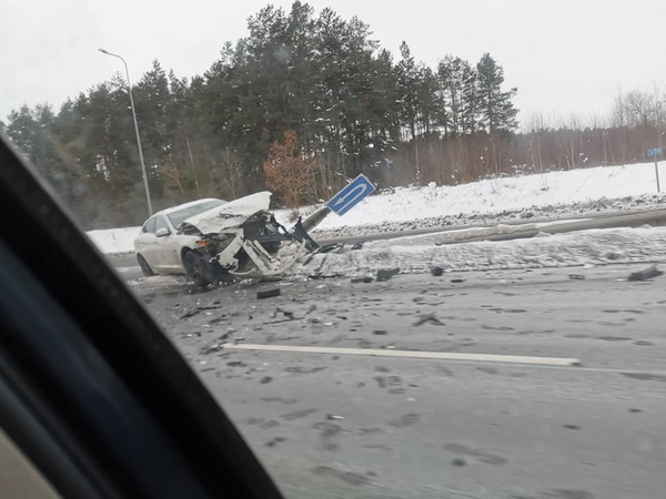 Eismo įvykis Karmėlavoje: „Jaguar“ nušlavė kelio ženklą