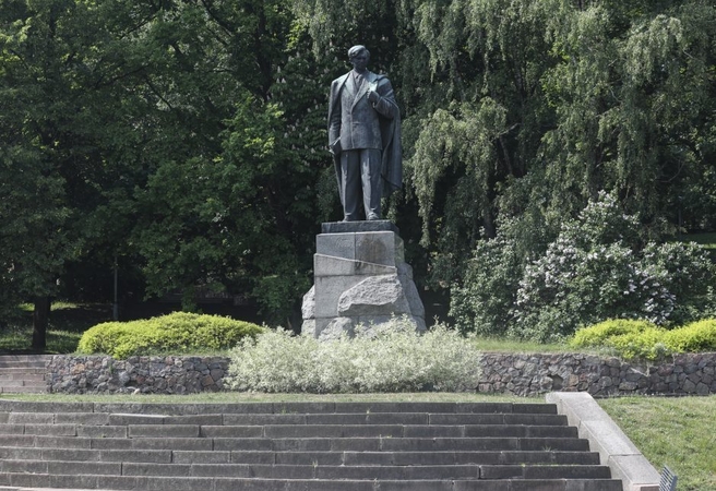 Vilniaus vicemeras sveikina sprendimą dėl P. Cvirkos paminklo, nukėlimą žada rugsėjo viduryje