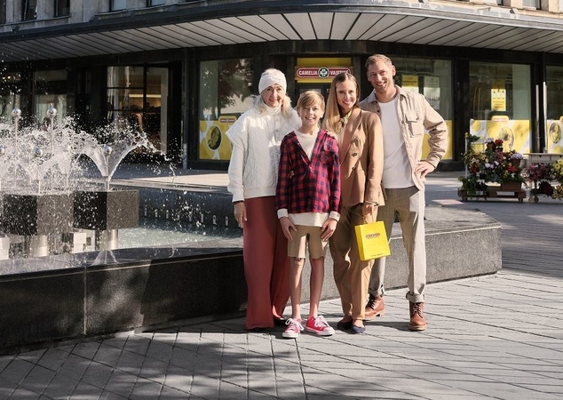Vieta: klipas filmuotas Kaune, Laisvės alėjoje, prie fontano, kur įsikūrusi „Camelia“ vaistinė. 				
