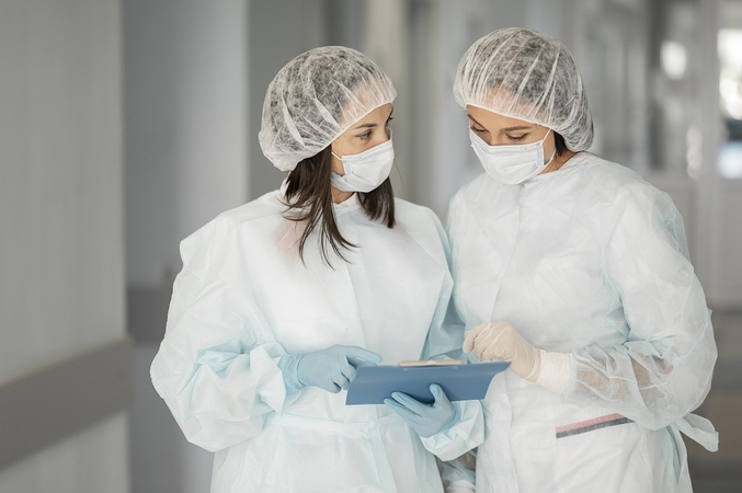 EVA: sunkias alergijas reikėtų įtraukti į „AstraZeneca“ vakcinos šalutinių poveikių sąrašą
