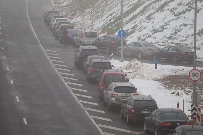 Eismo sąlygas kai kur sunkina snygis, naktį laukiama plikledžio