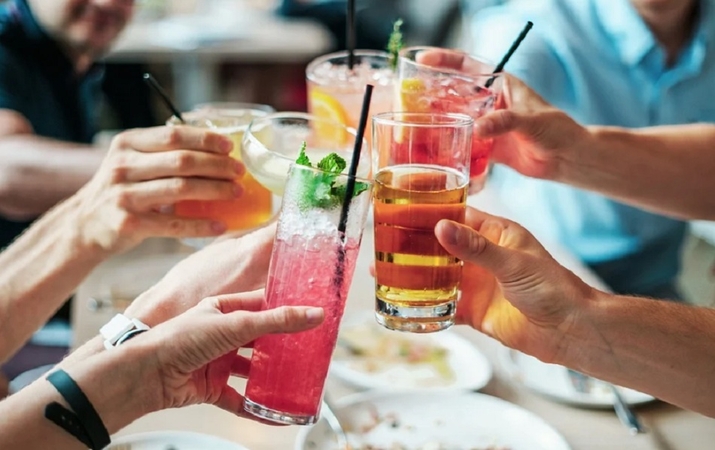 Neberibojamas kavinių, restoranų, barų darbo laikas: kokie reikalavimai lieka?