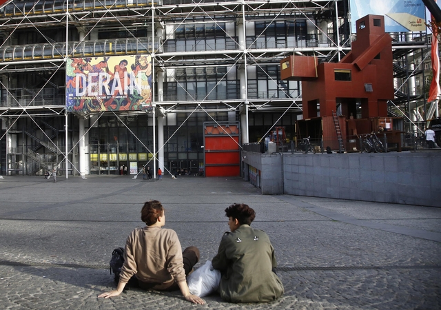 Paryžiaus Pompidou centre lankytojas peiliu suraižė D. Bureno drobę