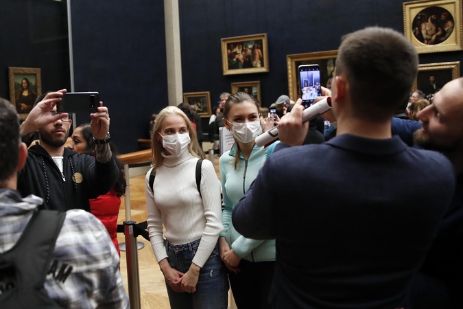 Luvras pranešė laikinai ribosiantis lankytojų srautus dėl koronaviruso
