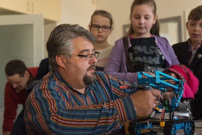 Mokslininkas: šiuolaikinės technologijos neturi atimti malonumo bendrauti