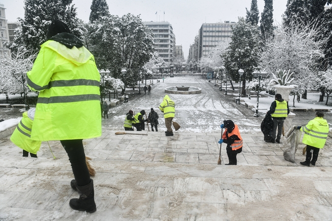 Graikiją užklupo sniegas: sutriko eismas ir skiepijimas nuo COVID-19
