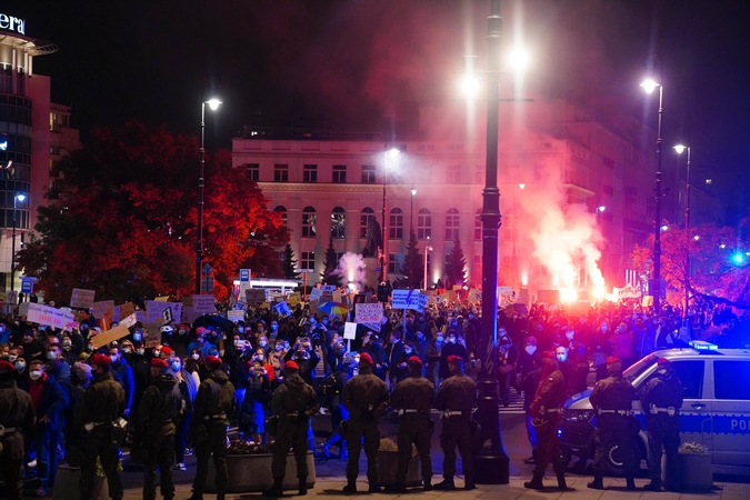Tūkstančiai lenkų, nepaisydami koronaviruso grėsmės, protestavo prieš abortų draudimą