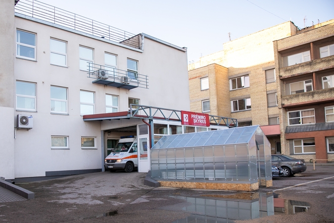 LSMU Kauno ligoninėje dirbti su COVID-19 pacientais medicinos studentai pasitelkiami kaip savanoriai, nors, pasak studentų, kai kur kitur už tai mokama alga.
