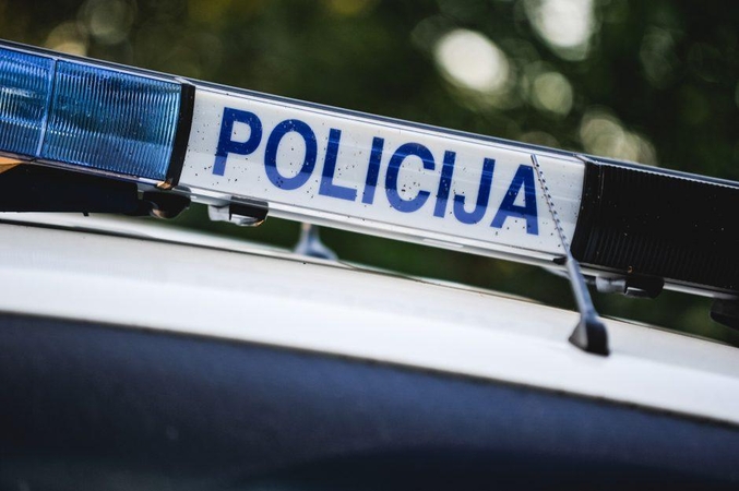 Šiauliuose elektriniu paspirtuku važiavusi mergina kliudė moterį ir pasišalino
