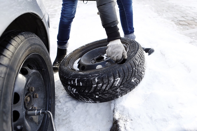 Dėl kelyje Klaipėda–Dituva atsivėrusios duobės – dešimtys sugadintų automobilių