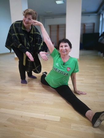 81 metų Danutė geba padaryti špagatą ir stovėti ant rankų: sportu išvaro visus skausmus