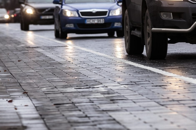 Vairuotojai, būkite atidūs: vakariniuose rajonuose kelių dangos šlapios