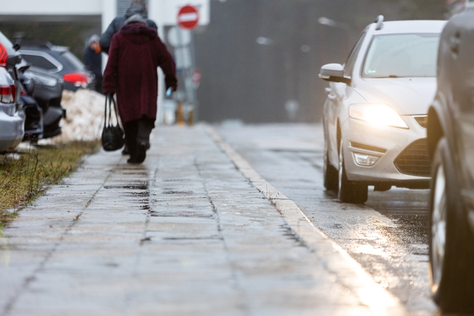 Vairuotojai, būkite budrūs: eismo sąlygas sunkina plikledis