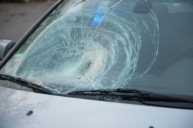 Vilniuje krovininis automobilis partrenkė ir sužalojo neleistinoje vietoje į kelią išėjusį pėsčiąjį