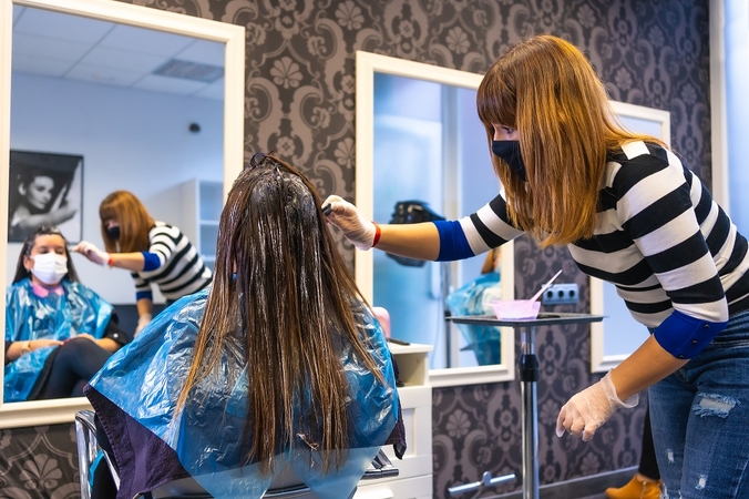 Nuspręsta: nuo pirmadienio galės veikti dalis parduotuvių, grožio salonai