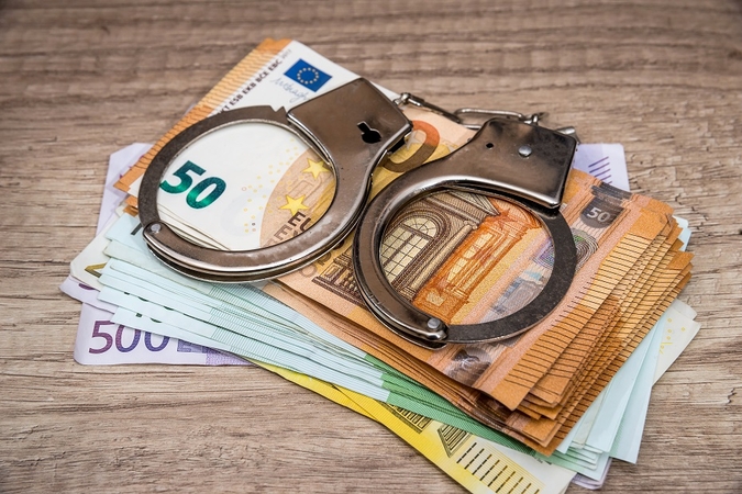Iš kalinių antrą algą gavusiam Pravieniškių komendantui pačiam gresia praleisti vasarą už grotų