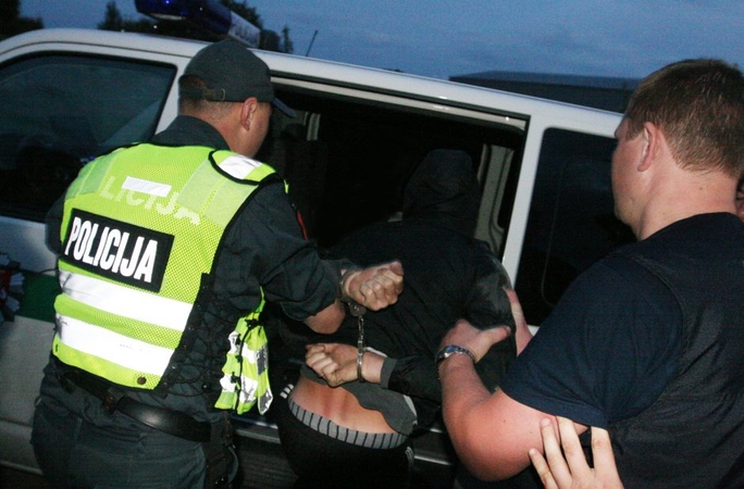 Kaune girtas vyras priešinosi sulaikomas: spyrė pareigūnui į ranką