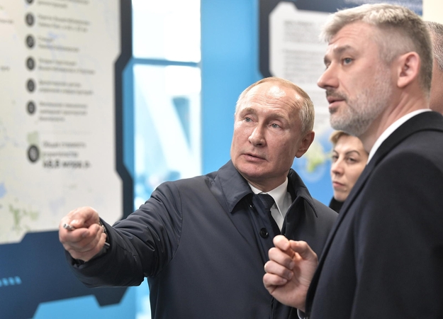 Pirmoji kelionė: V. Putinas sėdo į traukinį, važiavusį Krymo tiltu