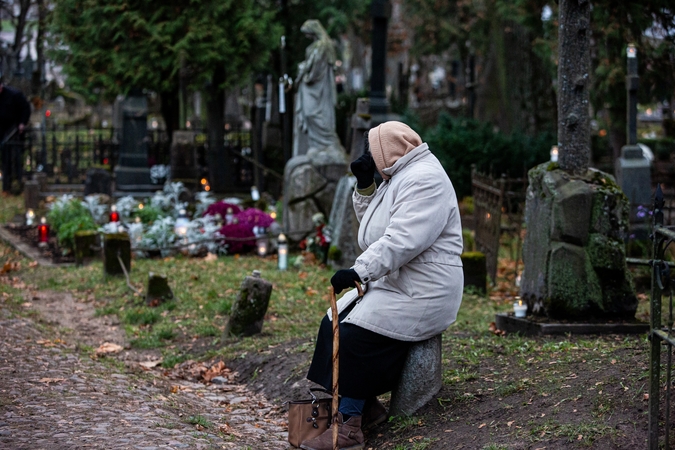 Valdžios atstovai, medikai Vėlinių savaitgalį ragina susilaikyti nuo susibūrimų