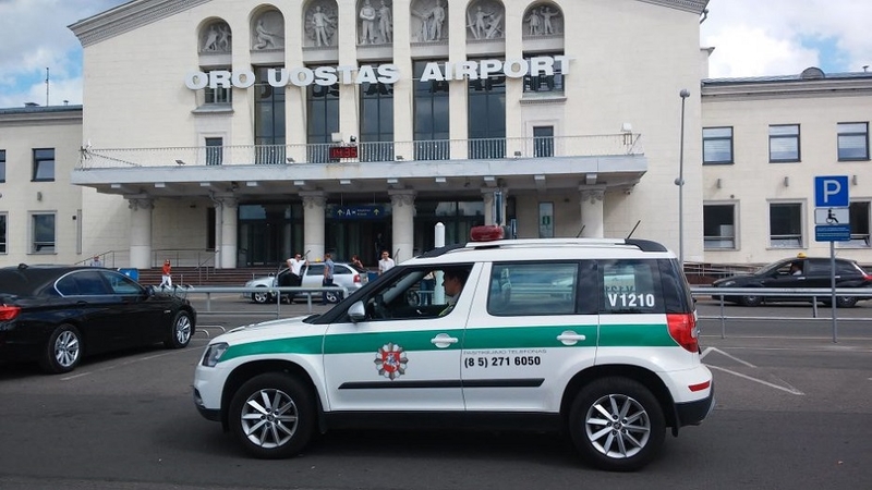 Specialiu reisu iš Anglijos parskraidinta 15 iš šalies išsiųstų lietuvių: lydėjo 71 pareigūnas