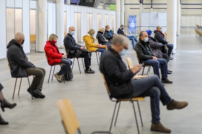 Savivaldybės siūlo trumpinti terminą, kada suleidžiama antroji „Vaxzevria“ vakcinos dozė