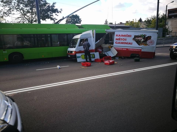 Šančiuose krovininis automobilis lūžo perpus