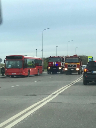 Nelaimė Aleksote: stotelėje užsiliepsnojo keleivinis autobusas