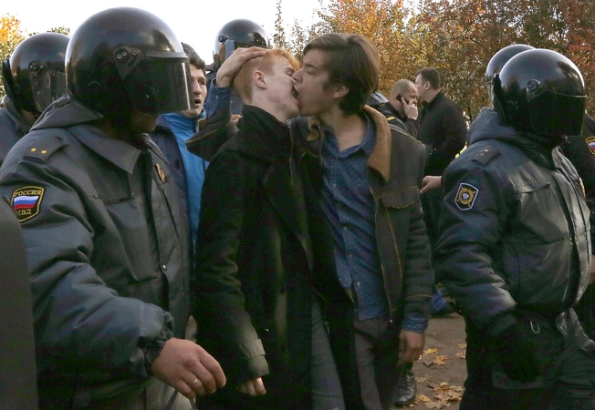 Sankt Peterburge ortodoksai protestuotojai užpuolė gėjų piketą