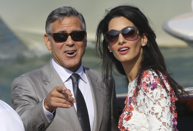 Atskleistas G. Clooney žmonos pribloškiančios vestuvinės suknelės kūrėjas