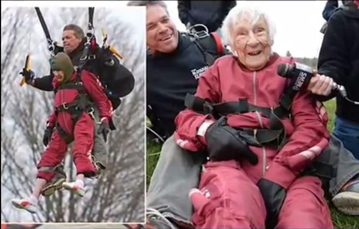 Amerikoje moteris 100-ąjį gimtadienį atšventė šuoliu su parašiutu