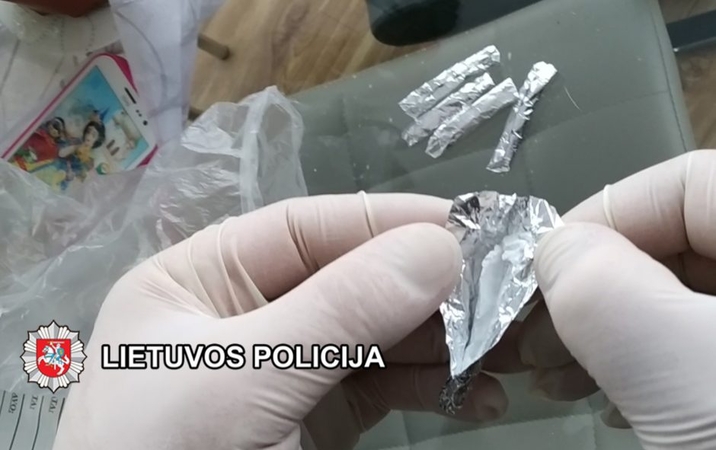 Vidury baltos dienos pričiuptas į kojines narkotikų prisikišęs ukrainietis