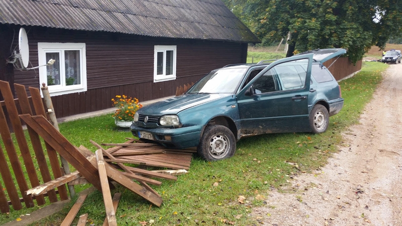 Pervažiavęs „ežį“ kontrabandininkų automobilis taranavo tvorą