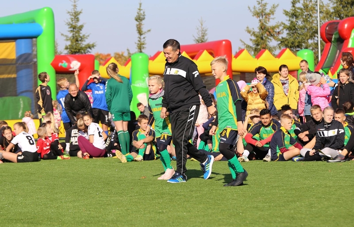 Trauka: O.Fedorčakas džiaugiasi, kad atnaujinus Vilkijos stadioną padaugėjo tiek norinčių žaisti futbolą berniukų, tiek mergaičių.