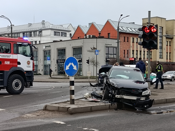 Kaip mažinti dėl avarijų kylančias spūstis? Ministerija ir Seimas nesutaria