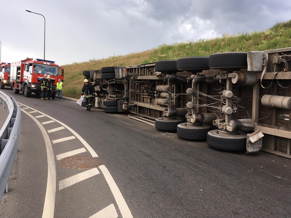 Netoli Amalių tunelio apvirto vilkikas: sužalotas vairuotojas