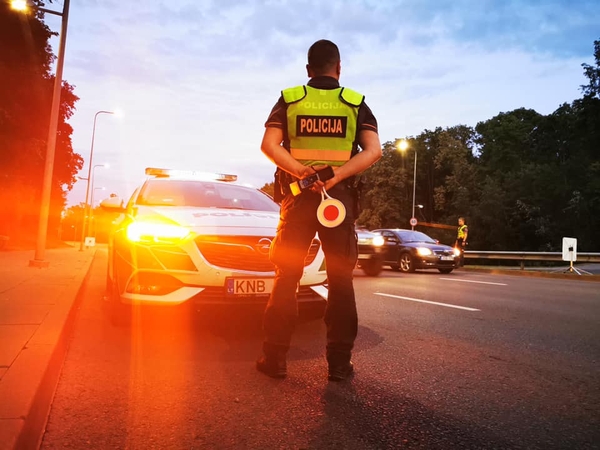 Pareigūnams įkliuvęs kaunietis savo nuodėmes bandė nusiplauti 200 eurų kyšiu