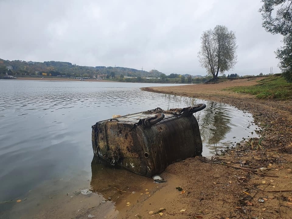 Lampėdžio ežere murkdosi atliekų konteineris