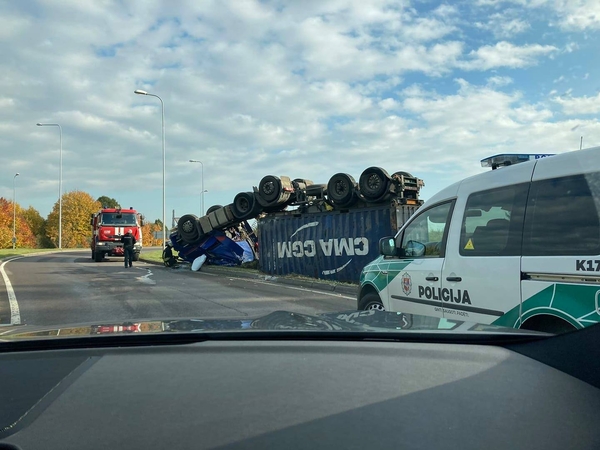 Marvelėje apvirto vilkikas: į ligoninę išvežtas vairuotojas