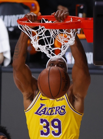 Įspūdingi „Lakers“ žvaigždžių pasirodymai garantavo vietą Vakarų pusfinalyje