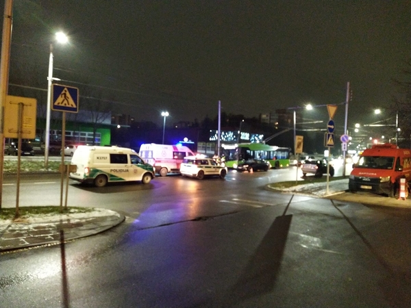 Nelaimė Kaune: BMW partrenkė ne per pėsčiųjų perėją ėjusį senolį, šis ligoninėje mirė