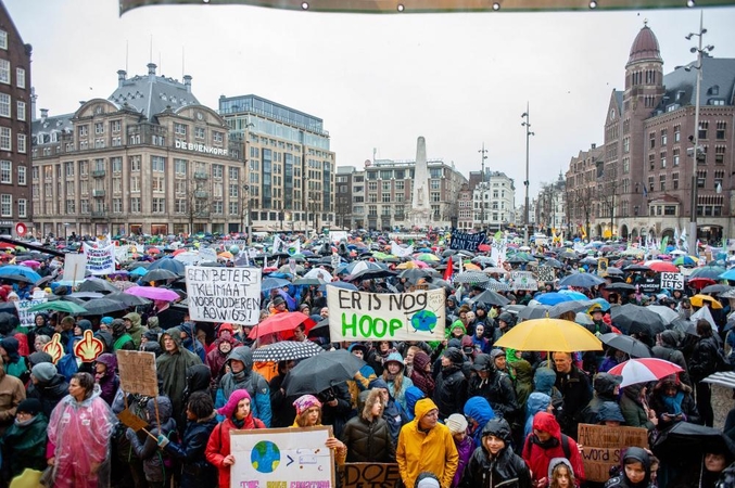 Amsterdame eitynėse už kovą su klimato kaita dalyvavo 40 tūkst. žmonių