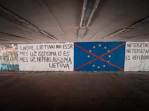 Vėl pasidarbuota pėsčiųjų perėjoje: nauji užrašai – šokiruojantys