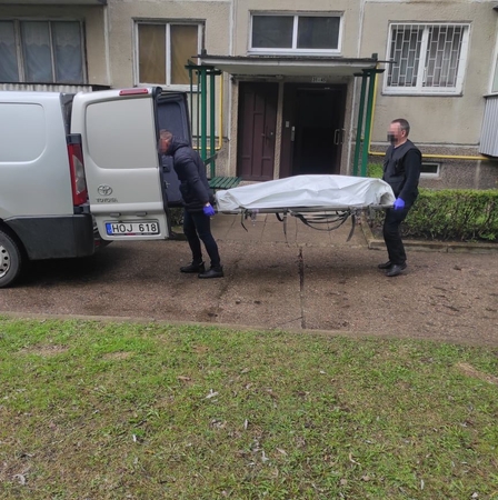 Prie namo laiptinės rastas gulintis panevėžietis: medikų pastangos jį išgelbėti buvo bevaisės