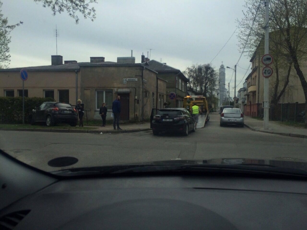 Po susidūrimo „Nissan“ atsidūrė krūmuose