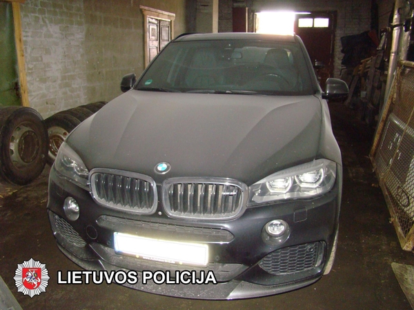 Pareigūnų laimikis – prabangūs, užsienyje vogti BMW